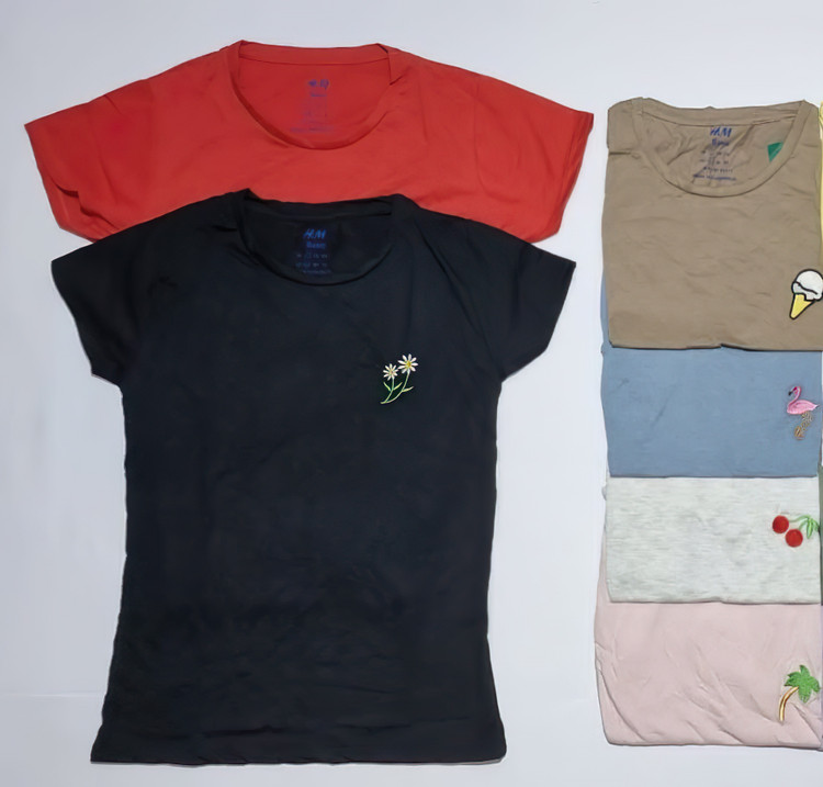 تیشرت زنانه آستین کوتاه برند H&M گلدوزی 297 نمای کار